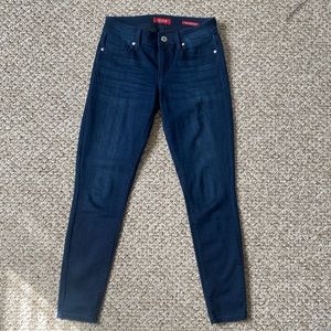 NEW. Guess. Classic Mid Rise Skinny. Size 27.